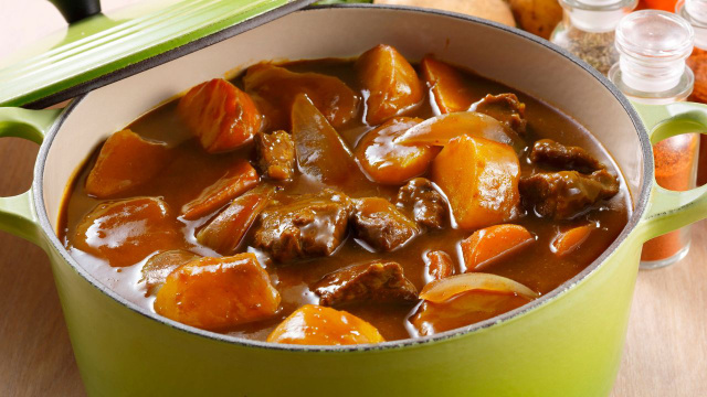 É por isso que você não deve cozinhar batata junto com a carne de panela