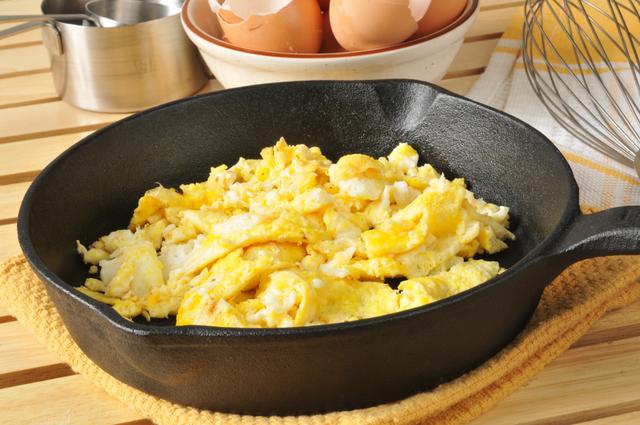 As melhores dicas com ingredientes caseiros para fazer ovos mexidos cremosos e que derretem na boca!