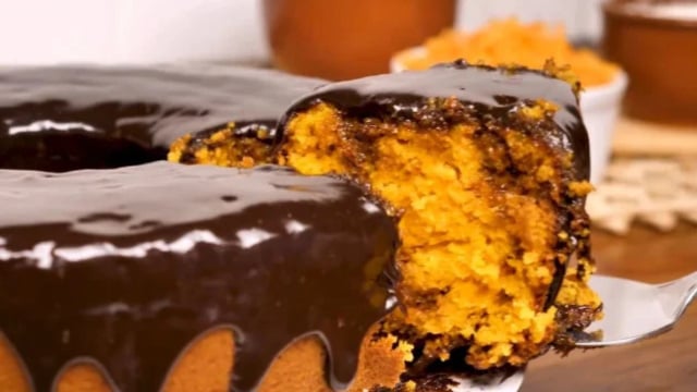 Veja como fazer um bolo de cenoura delicioso e com cobertura cremosa (Créditos: TudoGostoso)