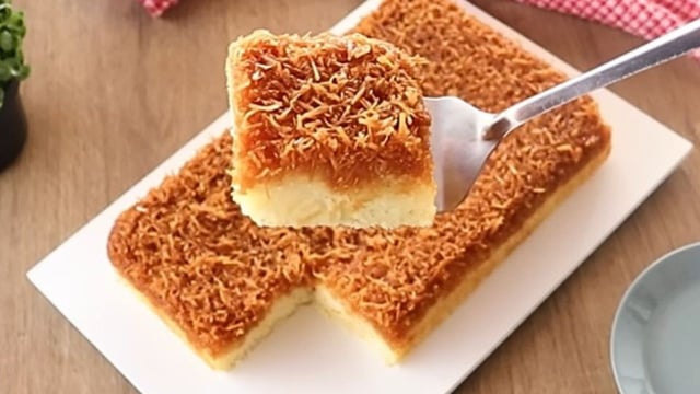 Sem farinha de trigo, nem lactose: bolo de cocada de mandioca cremoso e molhadinho é perfeito para uma sobremesa especial