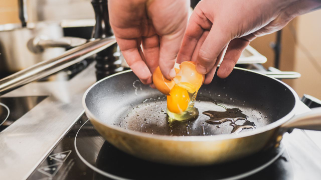 O truque da vovó para fritar ovo ou bife sem espirrar uma gota de óleo no fogão