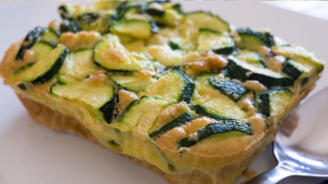 Usando uma forma de bolo simples, veja como fazer uma deliciosa torta de abobrinha e queijo feta
