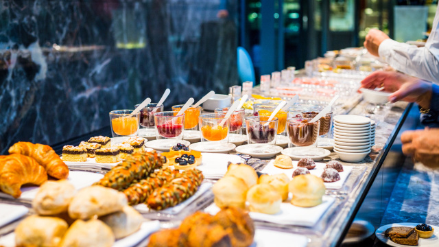 O truque dos hotéis para te fazer comer menos no café da manhã, segundo especialista em comportamento do consumidor