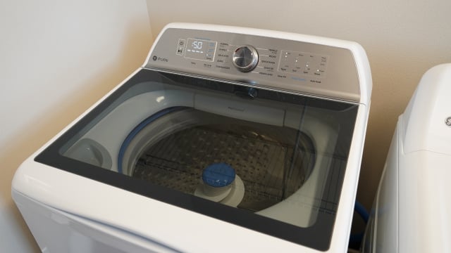 É melhor deixar a tampa da máquina de lavar aberta ou fechada após a lavagem? O hábito correto pode evitar um problema muito comum