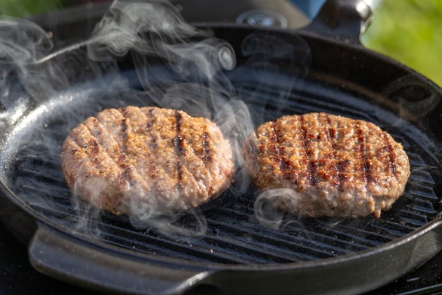 O gelo derrete aos poucos e cria vapor, ajudando a preservar a umidade da carne durante o preparo. (créditos: Shutterstock)