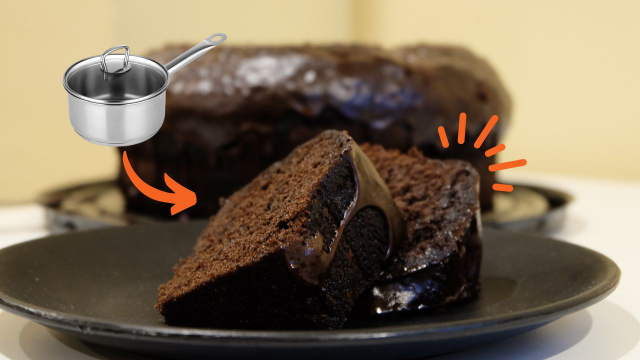 Bolo de chocolate fofinho e alto feito NA PANELA com apenas 3 ingredientes: o segredo é usar um biscoito bem famoso