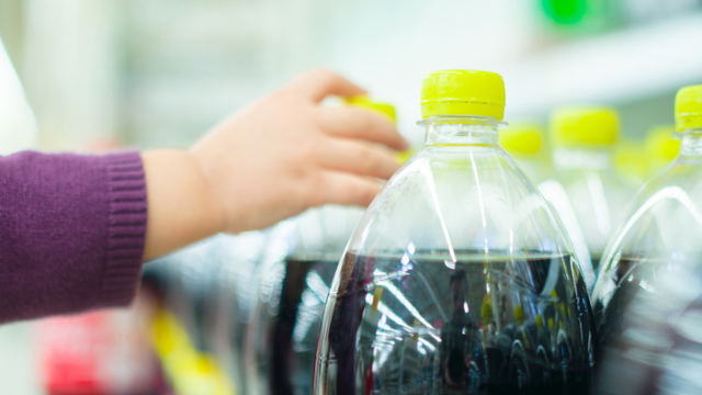 Segundo especialistas, esse adoçante comum em diversos produtos pode elevar o risco de AVC e afetar a saúde cerebral