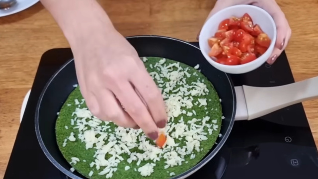 O queijo com tomate é uma ótima combinação, mas você pode variar o recheio (Créditos: Reprodução / YouTube @NutricionistaPatriciaLeite) 