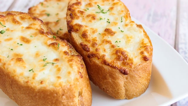 Uma receita de pão de alho e queijo crocante e delicioso em menos de 15 minutos