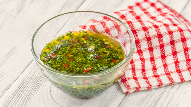 Aprendi a fazer um chimichurri caseiro que pode ficar até um mês na geladeira: tempero é perfeito para peixes, carnes e legumes