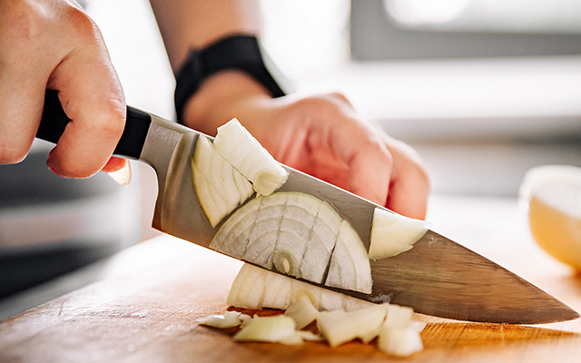 Poucas pessoas sabem: o jeito que você corta a cebola muda o sabor, a textura e impacta na sua receita