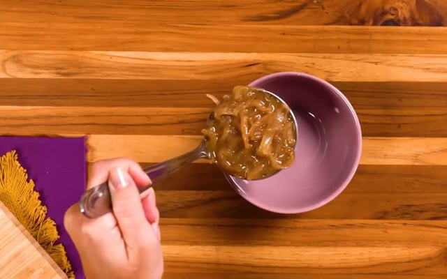Essa sopa de cebola com massa folhada do TudoGostoso virou meu jantar favorito nos dias frios: cremosa, quentinha e com gosto de abraço