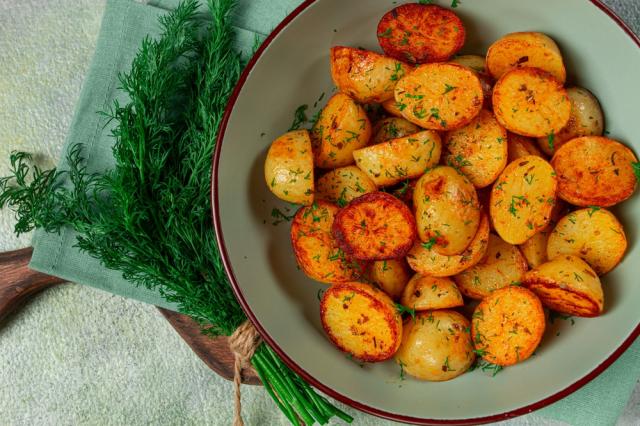 Como assar as batatas mais crocantes do mundo: truque simples de chef para obter a crosta que todos esperam de uma batata assada