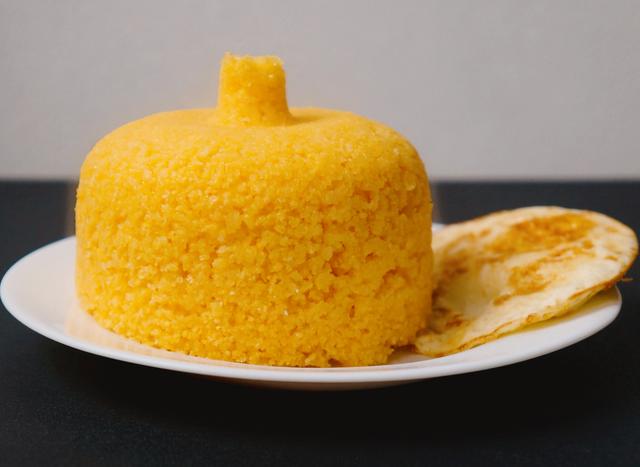 Cuscuz com ovo frito: veja como fazer a MELHOR combinação para o seu café da manhã