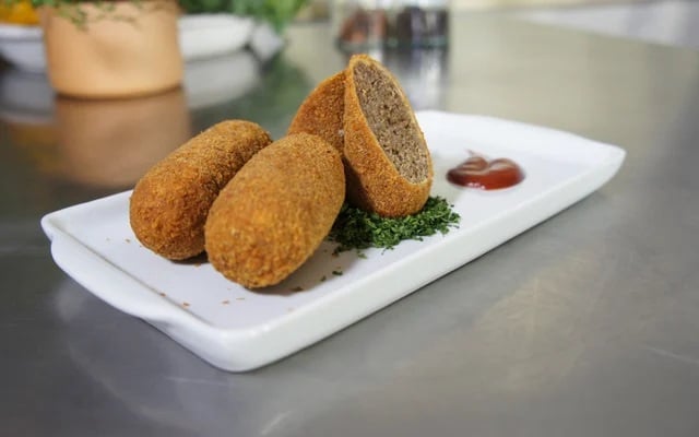 Esse croquete de carne é o aperitivo de Carnaval igual de bar que combina com uma bebida (Créditos: TudoGostoso/Gui Barthel)