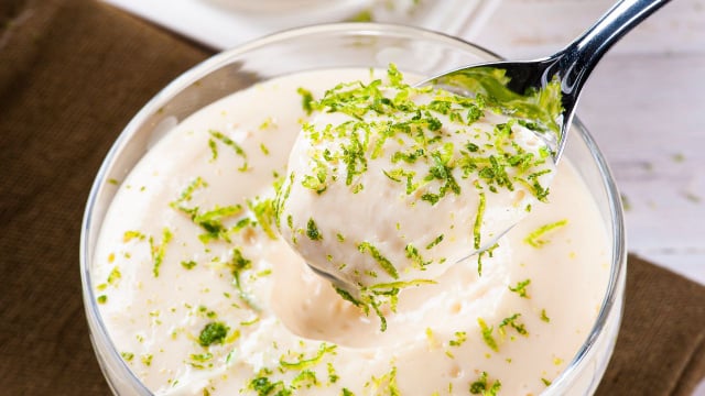 Com esse calor todo, o mousse de limão de 3 ingredientes que fica pronto em 5 minutos vai para salvar a sobremesa!