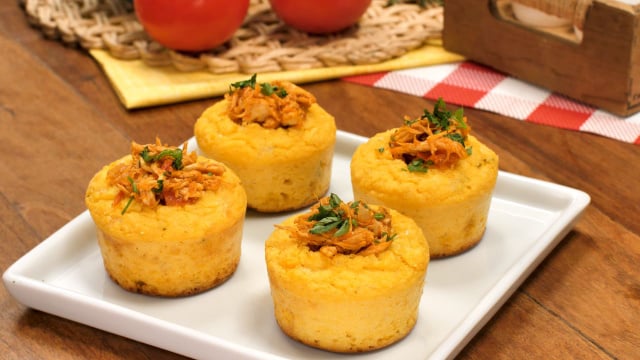 Achei que cupcake só combinava com doce até provar esta versão salgada de milho com recheio de frango