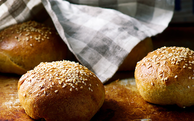 Sem glúten e sem farinha: pães de hambúrguer integrais feitos na frigideira e que ficam prontos em 5 minutos