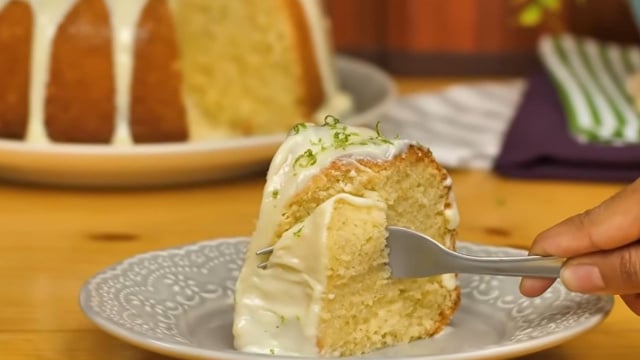 Bolo de limão pode ser servido com cobertura ou glacê para ficar ainda mais bonito e gostoso (Créditos: TudoGostoso)