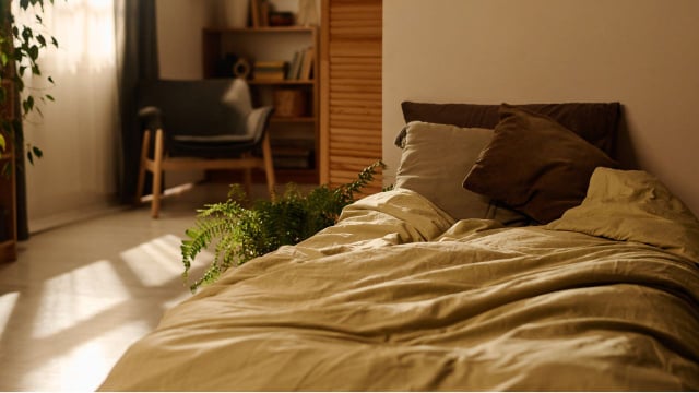 Na prática, a posição da cama depende do espaço e das necessidades de quem usa o quarto diariamente (Créditos: Shutterstock)