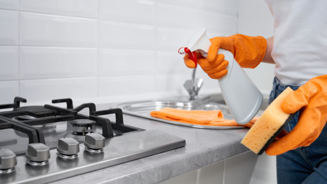 Chega de chão grudento e pó acumulado: 2 produtos que resolvem isso em minutos
