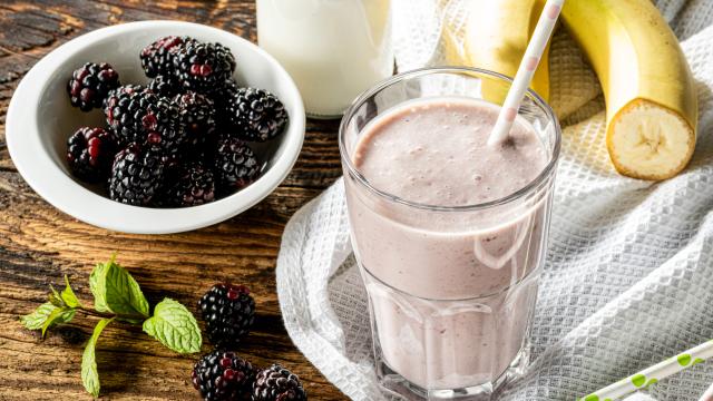Vitamina de amora com banana é a bebida perfeita para começar o dia: descubra os benefícios dessa combinação