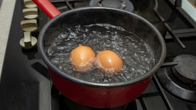 Por que os chefs profissionais não continuam cozinhando ovos depois de levá-los à fervura: o segredo para um prato perfeito