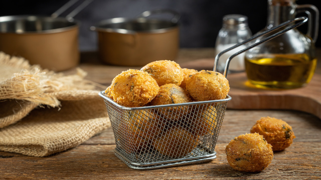 Esses bolinhos de bacalhau esgotam todo Natal e agora minha tia compartilhou a receita que todos pedem!