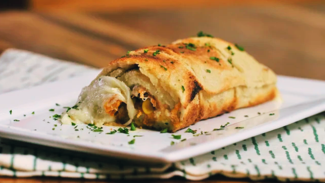 Procurando um lanche fácil, mas diferente? Esse rocambole de pão de forma do TudoGostoso é a escolha certa