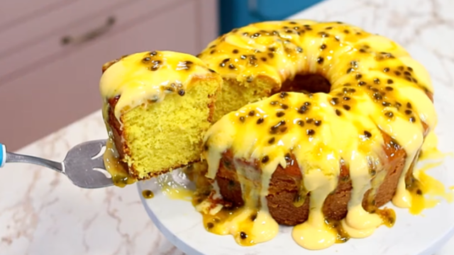 Bolo de maracujá superfofinho com calda cremosa para o lanche da tarde: sempre que faço meus vizinhos sentem o cheiro de longe