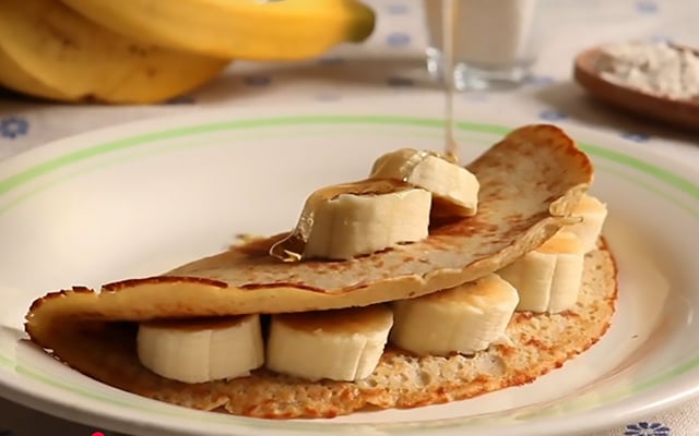 Nem pão, nem bolo: essa crepioca de banana e aveia é perfeita para um café da manhã gostoso e nutritivo