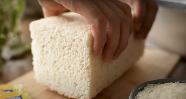 Nem glúten, nem lactose: pão de arroz de liquidificador fácil (importante bater no tempo certo para acertar a textura da massa)