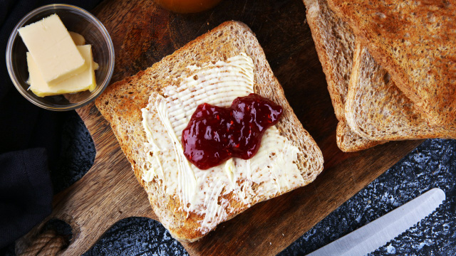 Glicemia: adeus manteiga e geleia, veja o que passar no pão após os 50 anos