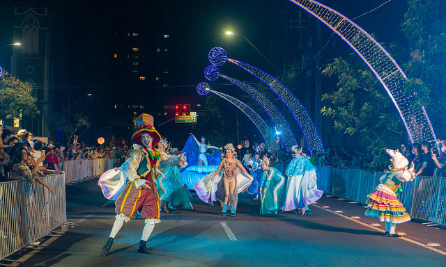 Natal Águas e Luzes, em Foz do Iguaçu/PR, é inaugurado com apresentações gratuitas até janeiro