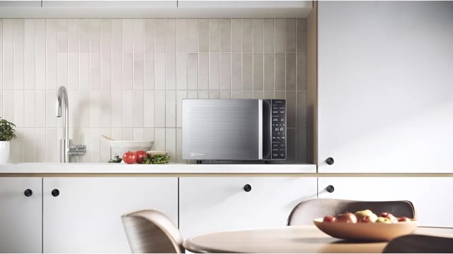 Queda de preço e cupom: Micro-ondas Electrolux 23L está com uma série de descontos no Mercado Livre