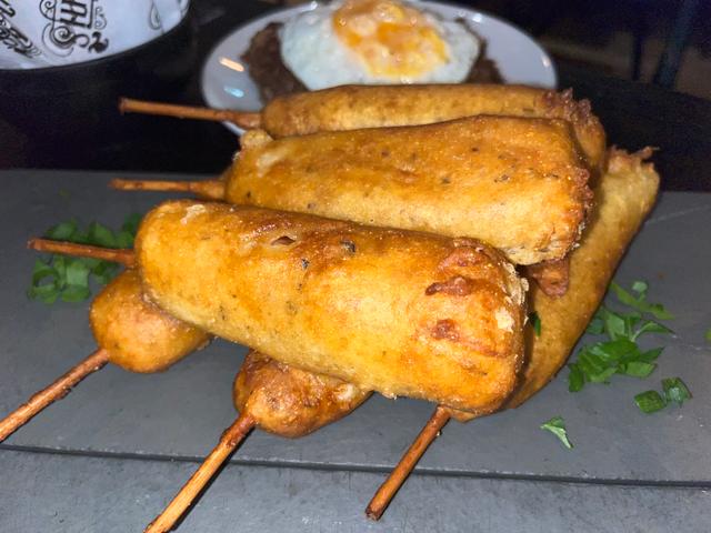 Corn dog é petisco americano servido nOs Imortais (Foto: TudoGostoso)