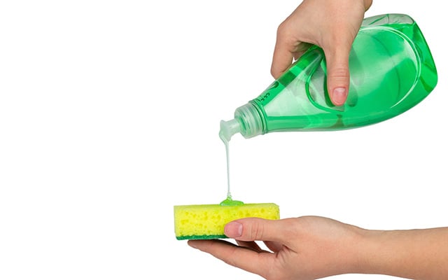 Com quantos anos você descobriu que o detergente pode render até 70% mais com um truque simples que está no rótulo?