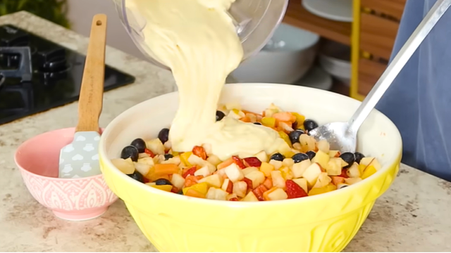 Salada de frutas com creme de maracujá: sobremesa refrescante é sucesso nas festas de fim de ano da minha família, faça bastante para não dar briga