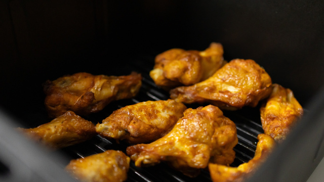 Dia de super promoção da Shopee tem frete grátis e descontos imperdíveis como essa air fryer com forno!