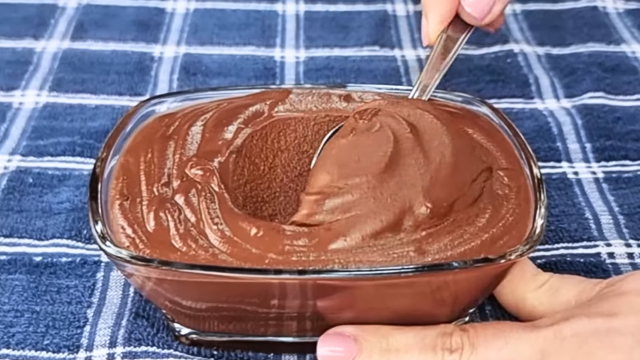 Essa é a melhor sobremesa com apenas 2 ingredientes para comer doce sem sair da dieta: receita sem adição de açúcar e sem creme de leite