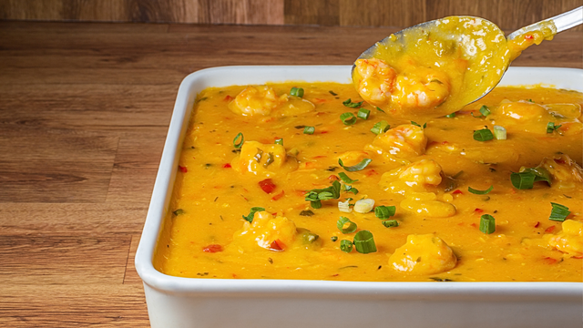 Um bobó cremoso começa com ingredientes simples e termina com o camarão no ponto certo. (Foto: Canva)