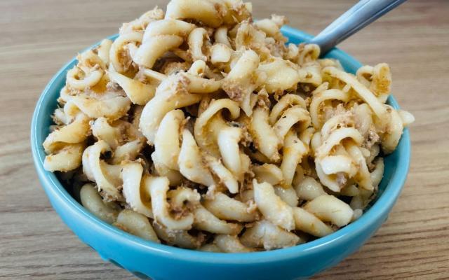 Feito com atum em lata, maionese e ketchup, esse macarrão cai muito bem como um jantar rápido e prático (Créditos: Isabela Henriques/TudoGostoso)