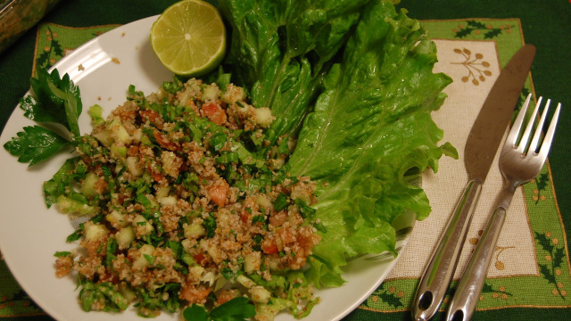 Tabule tropical refrescante decorado com folhas de alface e meio limão (Créditos: TudoGostoso/Camila Breda)