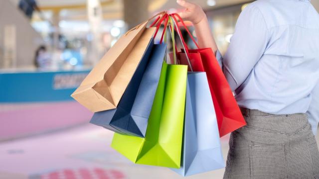 Se você tem sacolas de papel em casa, você tem um tesouro: 5 maneiras de aproveitar esse item no dia a dia