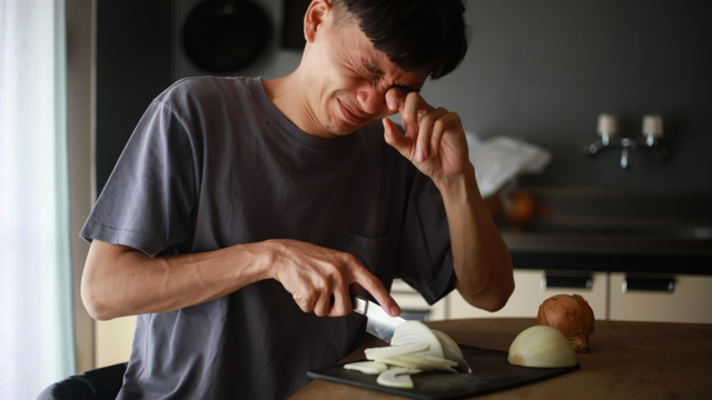 Por que choramos quando cortamos cebola? Descubra como evitar as lágrimas enquanto cozinha
