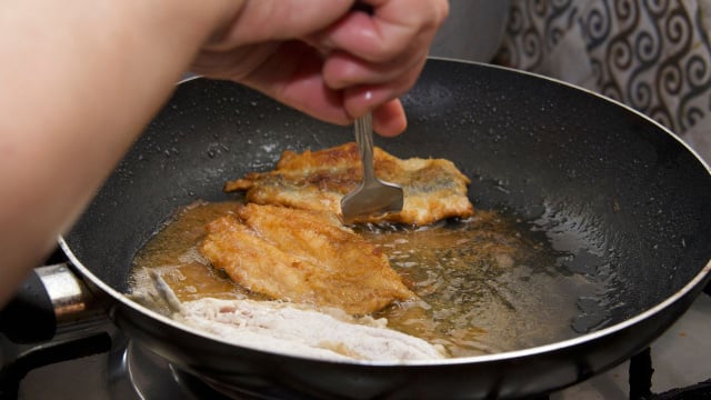 Técnica espanhola garante um empanamento fofo e saboroso para peixes, frutos do mar e legumes (Créditos: Shutterstock)