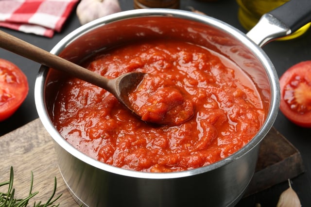 Nem açúcar, nem mel: esse ingrediente simples deixa o molho de tomate menos ácido e mais equilibrado