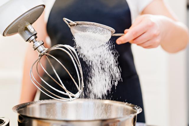 O batedor de claras e massas leves é um dos utensílios primordiais na batedeira (Foto: Shutterstock)