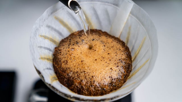 Se você coa o café desse jeito está "deixando o sabor para trás": as dicas de um barista experiente para extrair todo o sabor dos grãos com um simples passo
