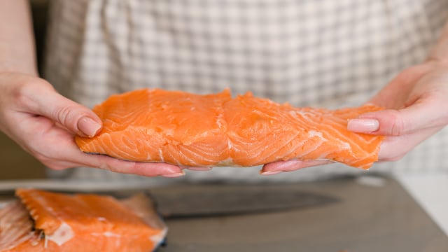 Como tirar o cheiro de peixe das mãos: truques simples e rápidos que realmente funcionam